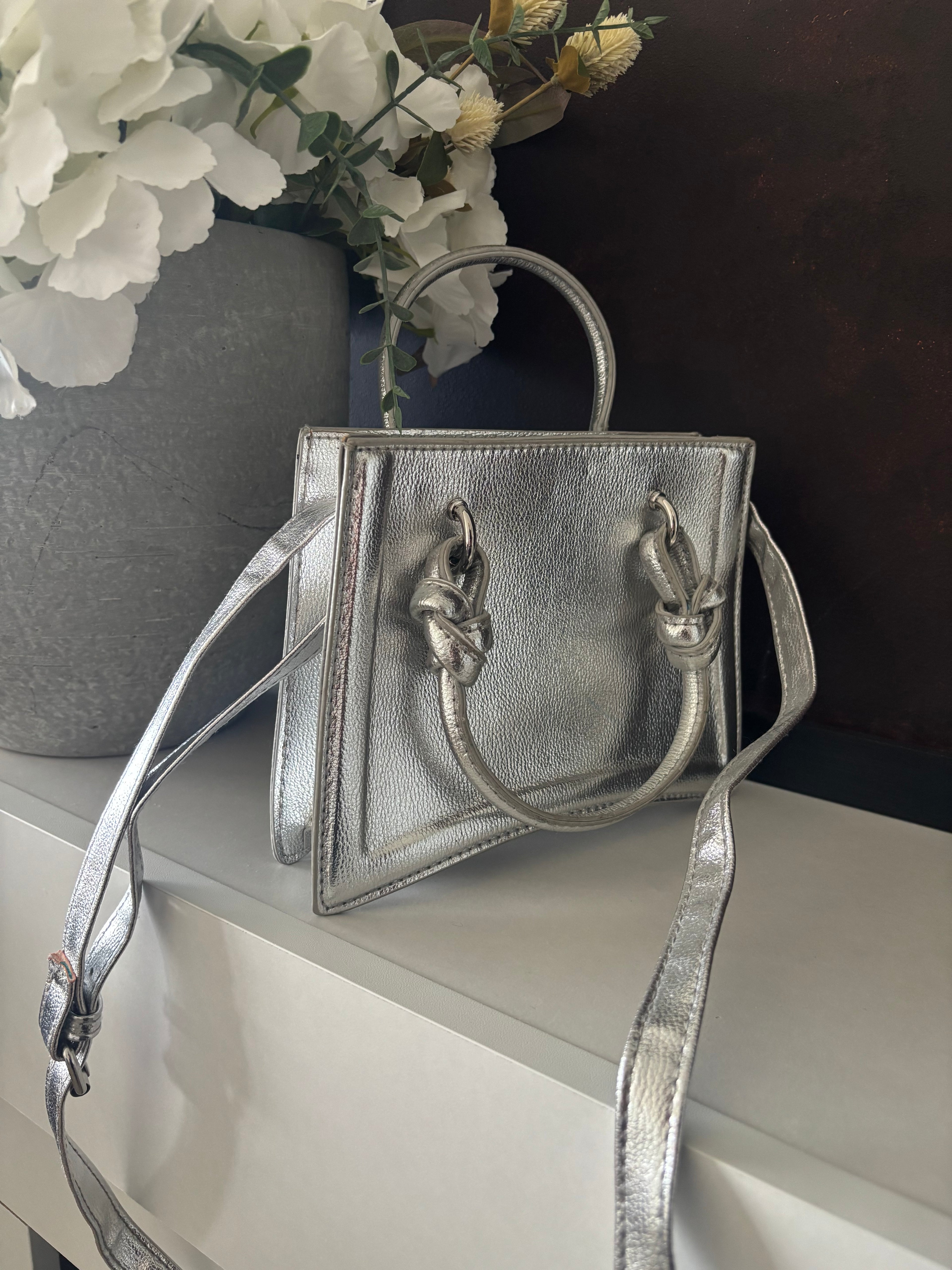 Sac argenté avec bandoulière